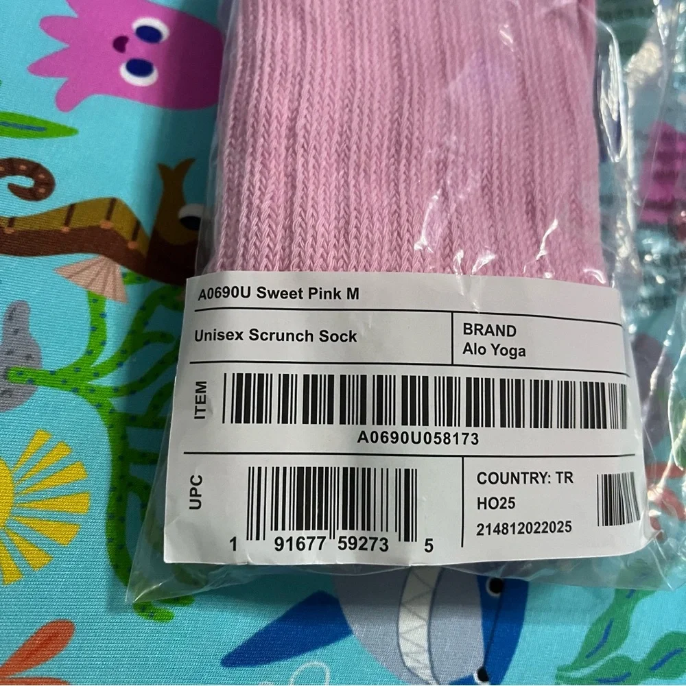 New Alo Yoga Unisex Scrunch Socks in Sweet Pink